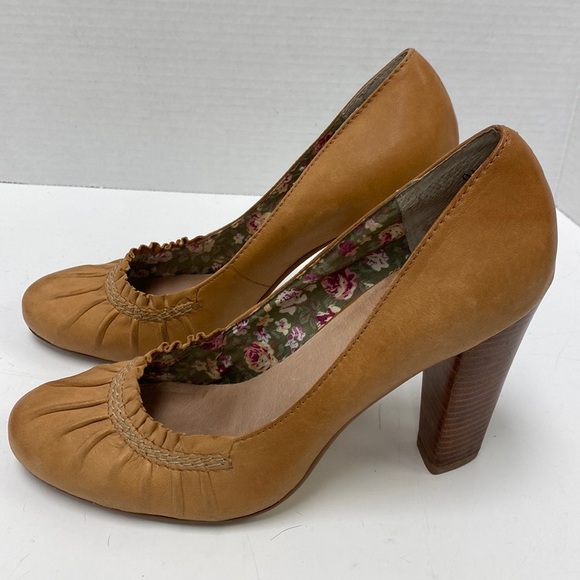 Anthropologie Shoes - Anthropologie Seychelles Mustard/Tan Leather Heels
